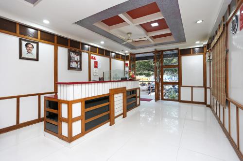 un vestíbulo de un restaurante con barra en Hotel Saraswathi Residency Near SR Nagar Metro Station, en Ameerpet