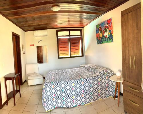 1 dormitorio con 1 cama en una habitación en Casa em condomínio, beira mar e piscina Barra de São Miguel - Maceió- AL, en Barra de São Miguel