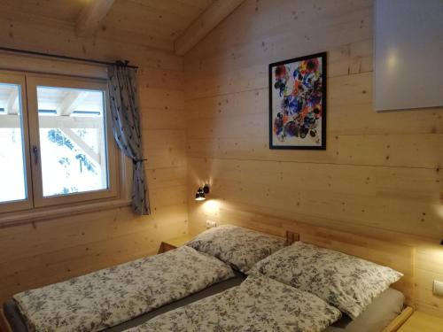 sypialnia z łóżkiem i oknem w obiekcie Ferienhaus-Eisenerz w mieście Eisenerz
