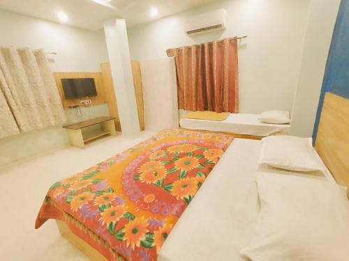 Säng eller sängar i ett rum på Hotel Guru Kripa - 500mtr from shreenathji temple