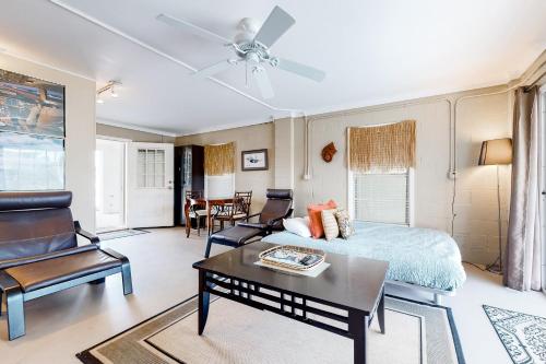 Skyway Living في Summerland Key: غرفة معيشة مع سرير وطاولة