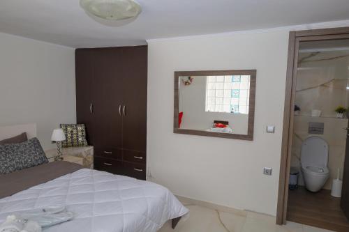 sypialnia z łóżkiem, oknem i toaletą w obiekcie GOLDEN MOON w mieście Aiándion