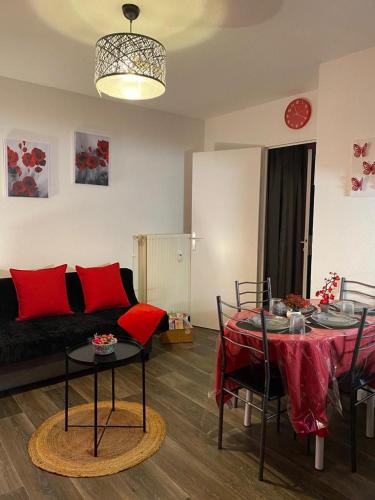 un salon avec une table et un canapé dans l'établissement Disneyland Paris - Calm & Cute STUDIO 6 Mins from RER A!, à Torcy