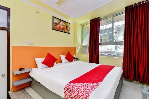 เตียงในห้องที่ Hotel Suraj Villa