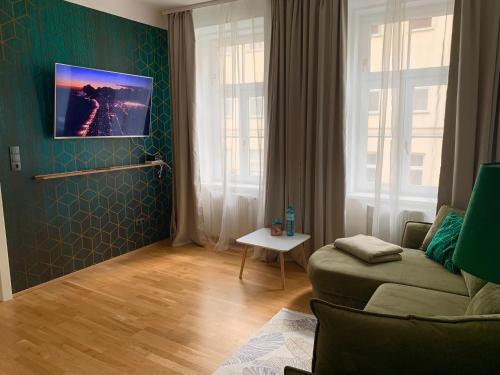 un soggiorno con divano e tavolo di Premium Apartment am Einsiedlerpark a Vienna