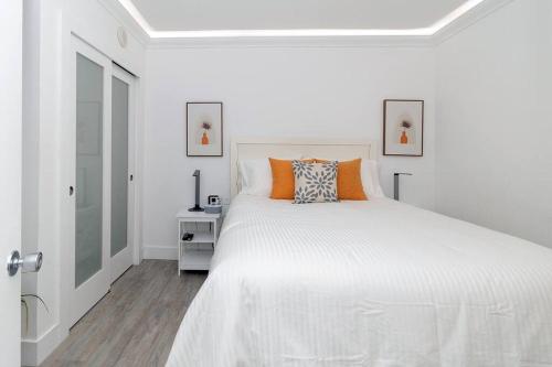 Letto o letti in una camera di Stunning & Spacious Resort-Style Condo Across From Beach!