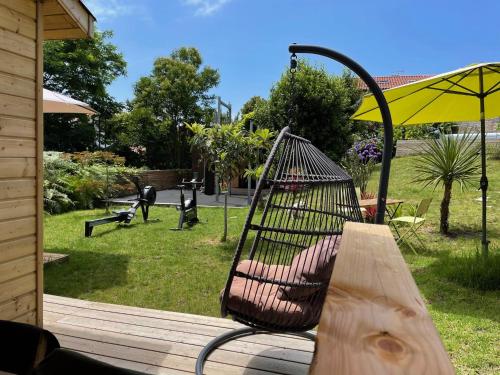 - un hamac sur une terrasse couverte avec une aire de jeux dans l'établissement La Wodapalousa, Surf & Crossfit Guesthouse, 800m from Beach, à Bidart