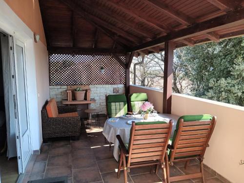 ein Esszimmer mit einem Tisch und Stühlen auf einer Terrasse in der Unterkunft Apartment Simona - Extra comfort with large terrace and jacuzzi in Barbariga