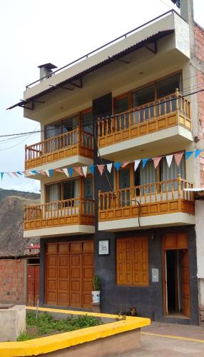 un edificio con balcones de madera en un lateral en Casa de la Abuela I, en Yucay