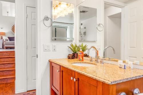 uma casa de banho com um lavatório e um espelho em Laurel Wood em Oro Valley