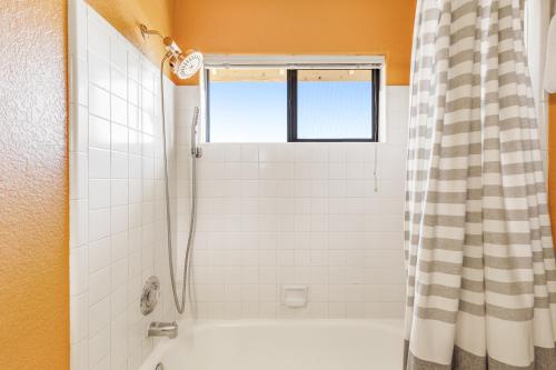 Un baño de Laurel Wood