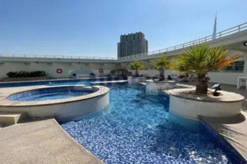 una piscina en medio de un edificio en Chic 3 bedroom apartment, en Dubái
