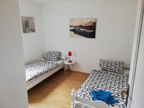 バーバリガにあるApartment Simona - Extra comfort with large terrace and jacuzziのベッド2台とテーブルが備わる客室です。