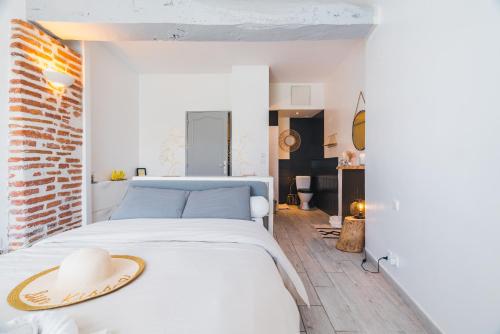 - une chambre blanche avec un lit doté d'un chapeau dans l'établissement Maison de vacances, VillaNueva, pour 6 personnes à 5min du centre-ville, à Villeneuve-sur-Lot