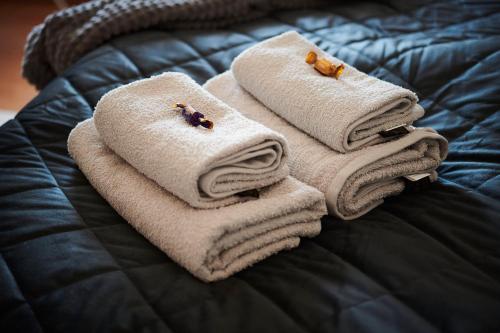 a pile of towels sitting on top of a bed at Lichtdurchflutende Wohnoase-Stilvoll-ruhig-Parkplatz-Self Check-Langzeit-5 Personen in Paderborn