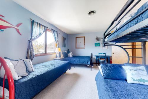 1 Schlafzimmer mit 2 Betten und 1 Etagenbett in der Unterkunft South Bethany - 99 Mays Way in Bethany Beach