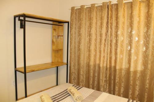 een slaapkamer met een bed en een gordijn bij Casa da Sueli in Foz do Iguaçu