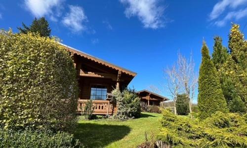 Un jardín fuera de Countryside Log Cabin With Hot Tub - Beech