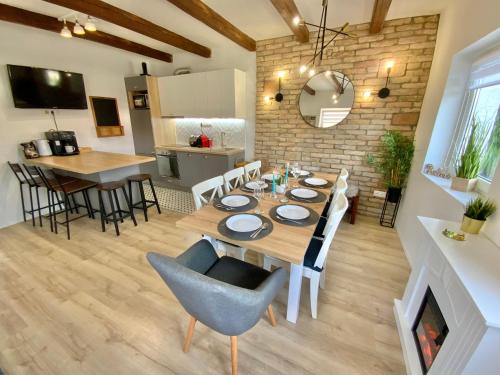 comedor y cocina con mesa y sillas en IstEni apartman Zamárdi, akár 12 fő! Balaton, en Zamárdi
