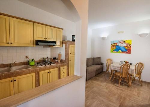 uma cozinha e uma sala de estar com uma mesa em VILLA DAIANA em Lampedusa