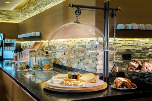 a bakery with bread and pastries on a counter at Almhotel Hochhäderich in Riefensberg