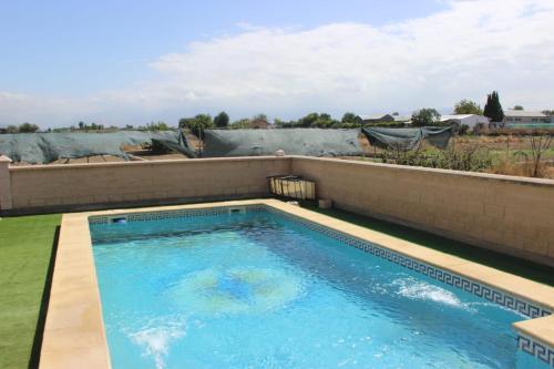 聖塔菲的住宿－CORTIJO HOYA MESA，一座位于房子顶部的大型游泳池