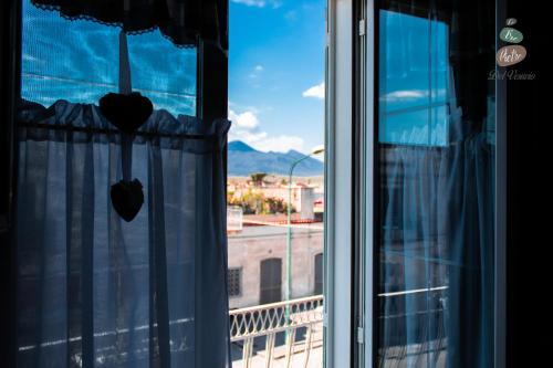 une fenêtre avec vue sur la ville dans l'établissement Le Tre Pietre del Vesuvio, à Pompéi