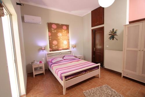 a small bedroom with a pink bed in a room at Naya in Kissamos