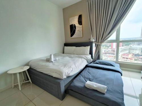 a bedroom with a bed and a table and a window at Cosy128 @The Shore 3R2B 8-10pax 5mins to Jonker in Malacca