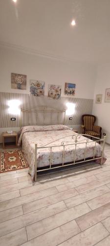 1 dormitorio con 1 cama grande en una habitación en "Holiday Home" casa vacanze, en Salerno