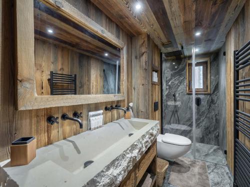 Kúpeľňa v ubytovaní Chalet neuf à Saint Martin de Belleville, 200m des pistes, spa privé, 10 personnes - FR-1-570-31