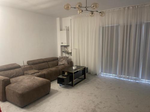 sala de estar con sofá y mesa en Apartament cu scara interioară, en Floreşti