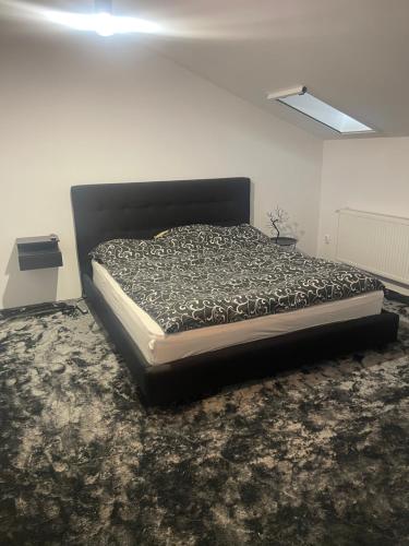 1 dormitorio con 1 cama en una habitación en Apartament cu scara interioară, en Floreşti