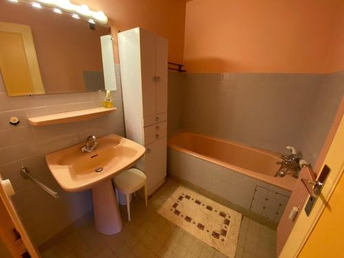 une salle de bain avec un lavabo et une baignoire dans l'établissement Appartement T3 cosy avec balcon, proche pistes de ski, parking, cheminée et WIFI - La Clusaz - FR-1-459-201, à La Clusaz