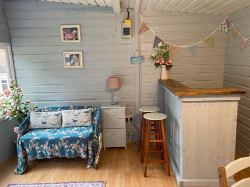 mały pokój z łóżkiem i barem w obiekcie All Seasons Bed & Breakfast - Adults Only w Weston-super-Mare