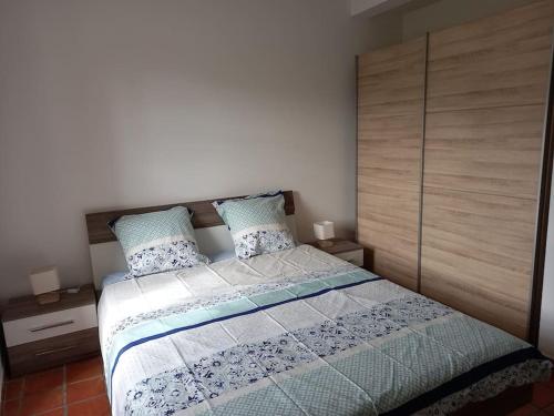 - une chambre avec un lit doté de draps et d'oreillers bleus et blancs dans l'établissement ANCIEN RELAIS DE DILIGENCE, à Grambois