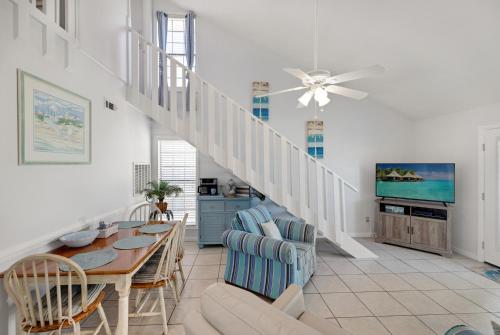 Chic Townhouse Steps to the Beach Outdoor Pools photo 23