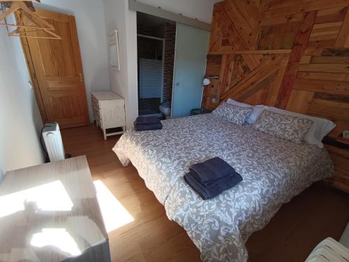 Casa Lorente en Isuerre في Isuerre: غرفة نوم عليها سرير مع حقيبة زرقاء