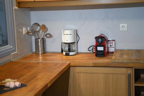 encimera de cocina con cafetera en Island View House, en Elounda