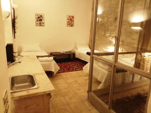 een badkamer met een douche en een wastafel bij Dana Gardens Hotel in Dana