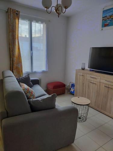 Televízia a/alebo spoločenská miestnosť v ubytovaní Maison au coeur de Saint-Gilles L'Inattendue