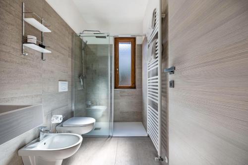 uma casa de banho com um WC, um lavatório e um chuveiro em Casa Milani Malcesine apt 4 em Malcesine