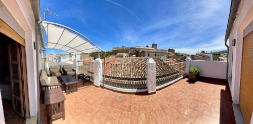 einen Balkon eines Hauses mit Stadtblick in der Unterkunft Casa Grande Hornos 18 in Cáceres