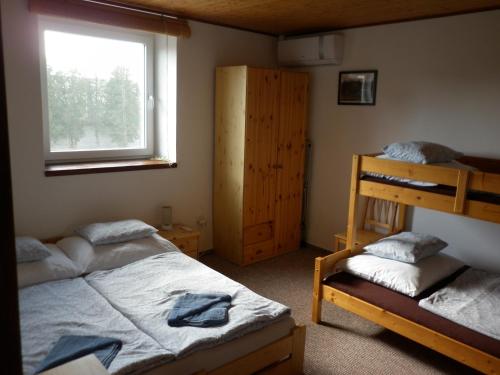 Stráž nad NežárkouにあるU Zámkuのベッドルーム1室(二段ベッド2台、窓付)が備わります。