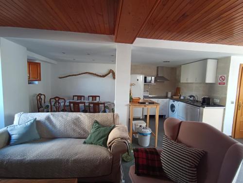 Casa Lorente en Isuerre في Isuerre: غرفة معيشة مع أريكة ومطبخ