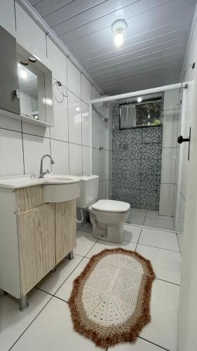 Bilik mandi di Casa das Bromélias- 2 Quartos climatizados -Casa com Quiosque em meio à natureza!