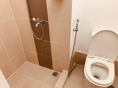 Bilik mandi di Studio Unit for Staycation with Wi-Fi & Netflix near BGC, Taguig - Additional P150 per head for Pool Access