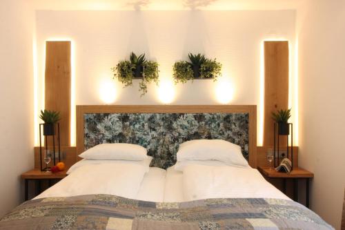 a bedroom with two beds with plants on the headboard at Altstadt-Hotel Passau in Passau