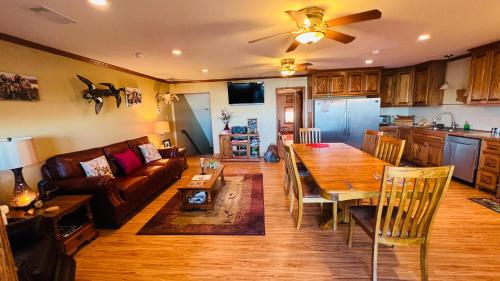 Køkken eller tekøkken på Resort Lodging at Venice Marina w/ WIFI + Private Dock