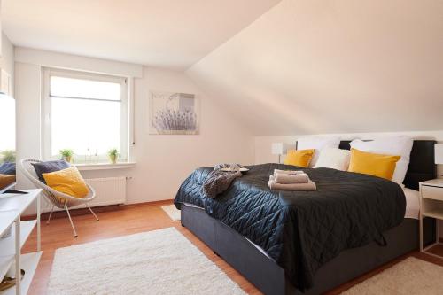- une chambre avec un grand lit et une fenêtre dans l'établissement Wohnträumerei - Lichtdurchflutete Design-Oase- Geräumige Wohnung mit beeindruckender Fensterfront, in ruhiger Stadtlage", à Paderborn